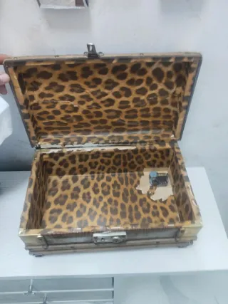 Antiguo baúl joyero madera y metal