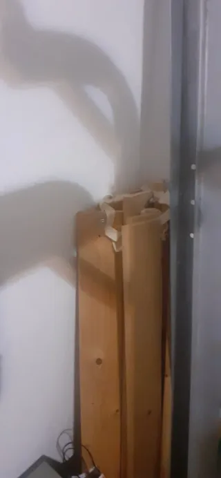 Estructura de cama de metal plateada y blanca