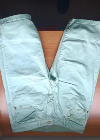 Pantalones vaqueros color verde azulado