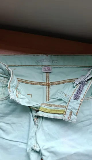 Pantalones vaqueros color verde azulado