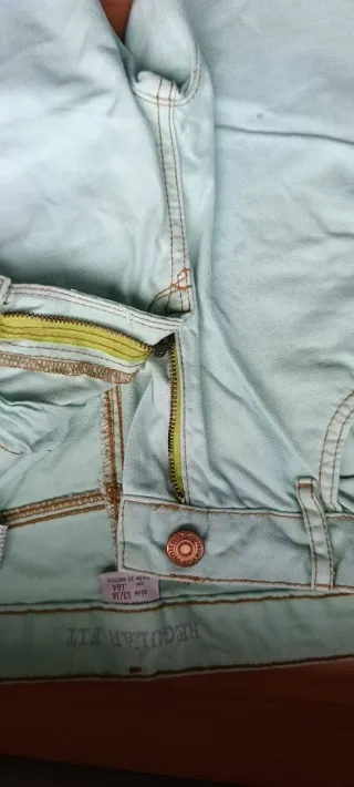 Pantalones vaqueros color verde azulado