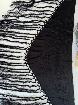 Mantón negro bordado mariposa y pájaros