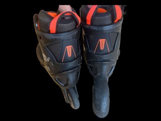 Patines en línea negros.