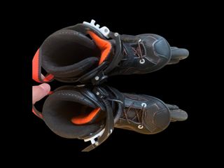 Patines en línea negros.