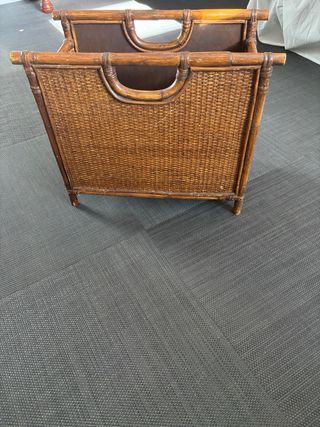 Revistero de bambú y mimbre
