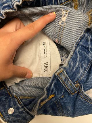 Vaqueros Zara con estampado de Stitch