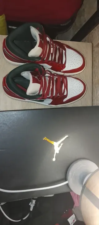 Jordan 1 Mid Rosse e Bianche