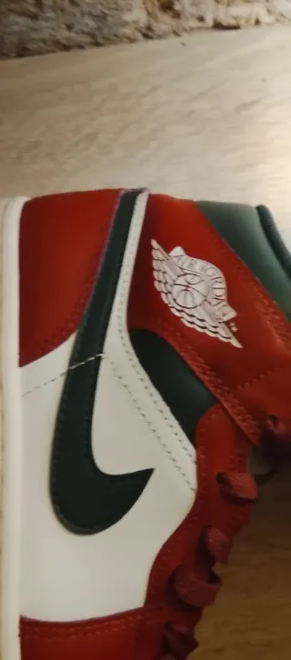 Jordan 1 Mid Rosse e Bianche