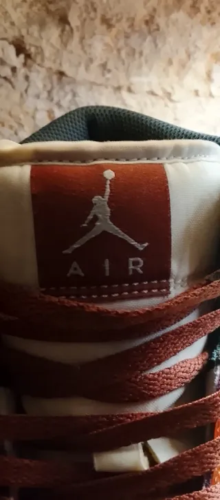 Jordan 1 Mid Rosse e Bianche