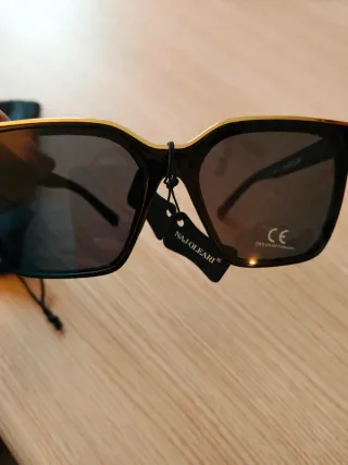 Occhiali da sole Naj Oleari con lenti trapezoidali