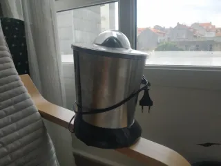 Exprimidor industrial negro