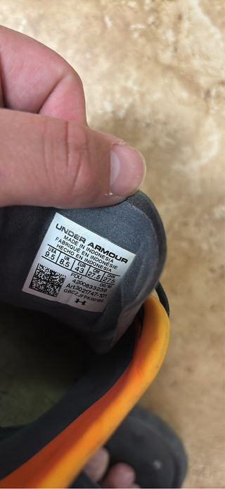Botines Under Armour grises y naranjas