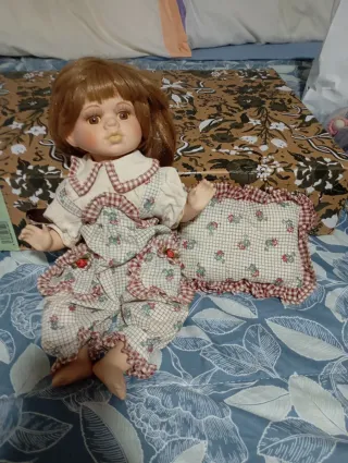 Muñeca de porcelana con vestido