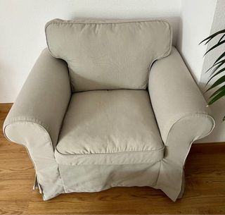 Sillón y reposapiés Ektorp beige