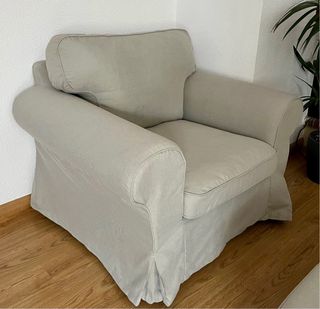 Sillón y reposapiés Ektorp beige