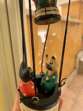 Mongolfiera in legno colorato con gatti vintage