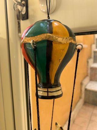 Mongolfiera in legno colorato con gatti vintage