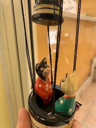 Mongolfiera in legno colorato con gatti vintage