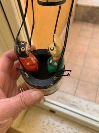 Mongolfiera in legno colorato con gatti vintage