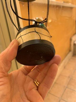 Mongolfiera in legno colorato con gatti vintage