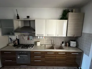 Cucina componibile bianca e marrone