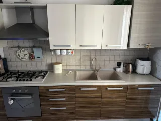 Cucina componibile bianca e marrone