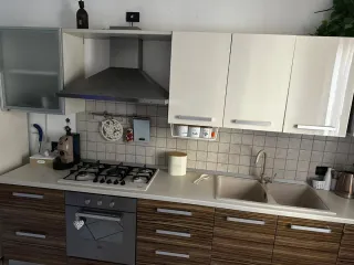 Cucina componibile bianca e marrone