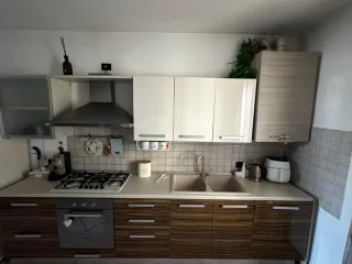 Cucina componibile bianca e marrone