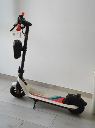 Patinete Eléctrico Blanco y Negro