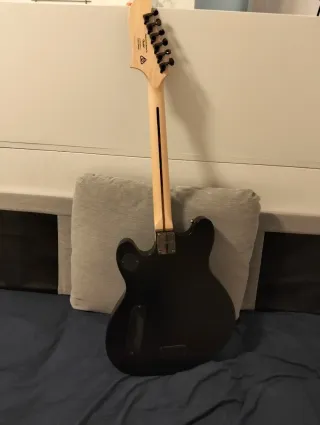 Guitarra Squier Starcaster Negra