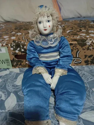 Muñeca de porcelana estilo arlequín