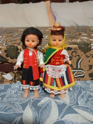 Muñecas de porcelana vestidas