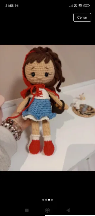 Muñeca de crochet hecha a mano