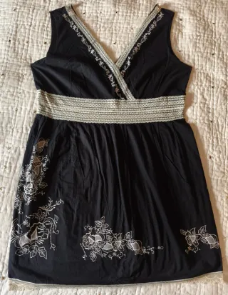 Vestido Negro con encaje Michel Bustos