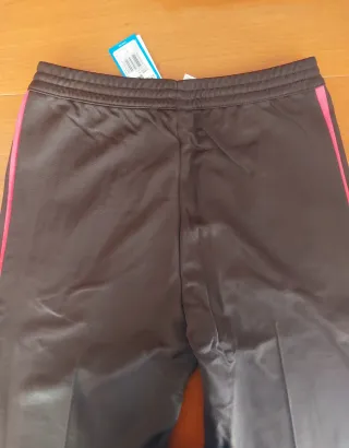 Pantaloni Adidas marrone con strisce rosse