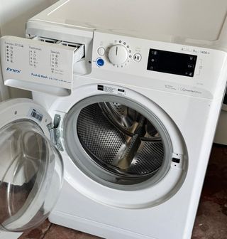 LAVADORA INDESIT DE 9 KILOS EN BLANCO