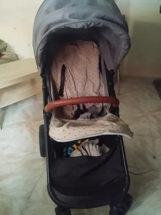 Carrito de bebé gris