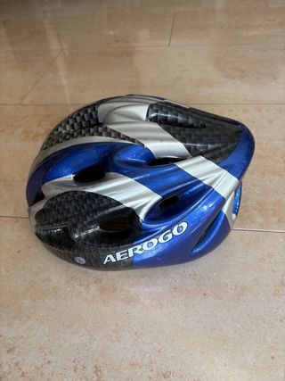 Casco de bicicleta azul y plateado