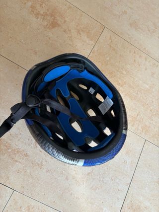Casco de bicicleta azul y plateado