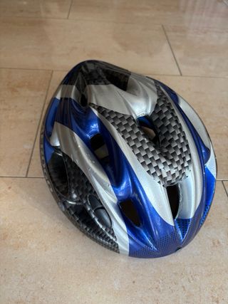 Casco de bicicleta azul y plateado