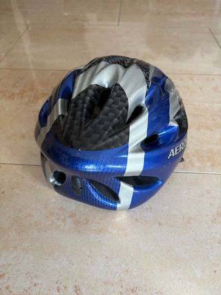 Casco de bicicleta azul y plateado