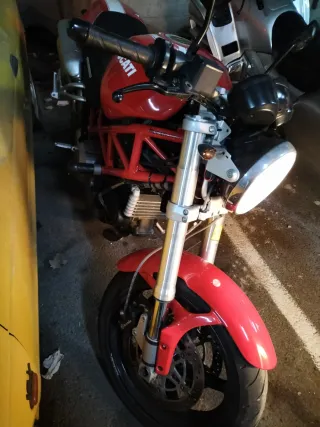 Ducati Naked Roja y Blanca