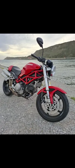 Ducati Naked Roja y Blanca