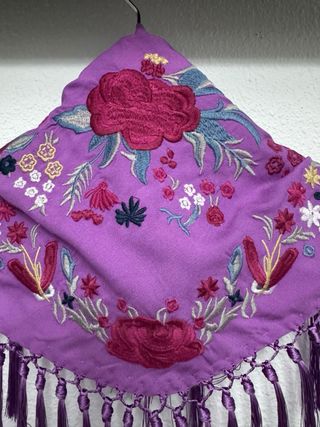 Manton bordado morado niña
