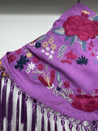 Manton bordado morado niña