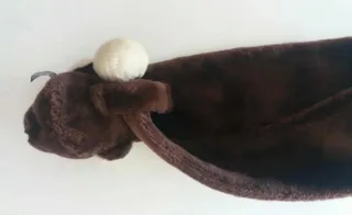 Estola de pelo marrón con figura de marta