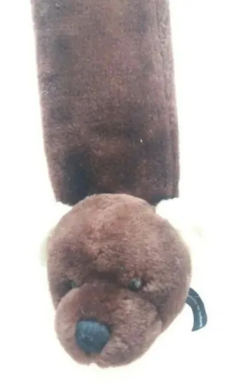 Estola de pelo marrón con figura de marta