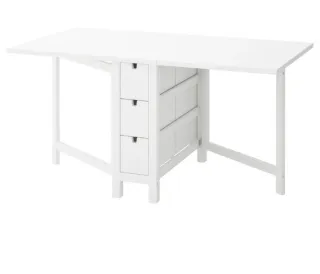 Mesa plegable blanca.