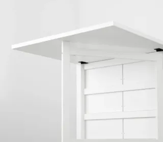 Mesa plegable blanca.