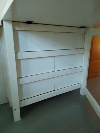 Mesa plegable blanca.